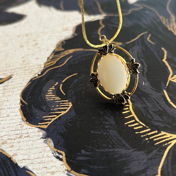 Vintage Elegant MOP Gold & Cream Pendant Necklace - Enamel Leaf Accents - Picture 7 of 7